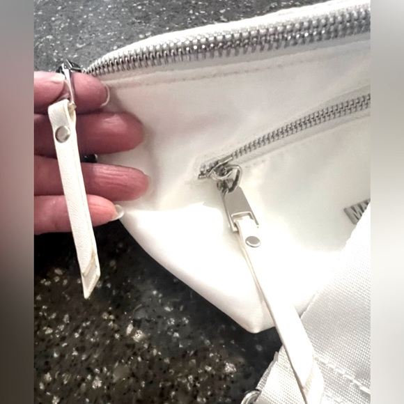 NEW! MADDEN NYC - FANNY PACK CROSSBODY BAG -- BRIGHT WHITE - Picture 4 of 7